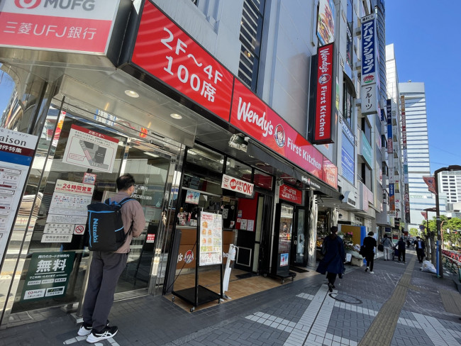 周辺には飲食店が点在