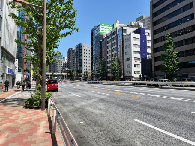 GINZA LOUIS前面の昭和通り