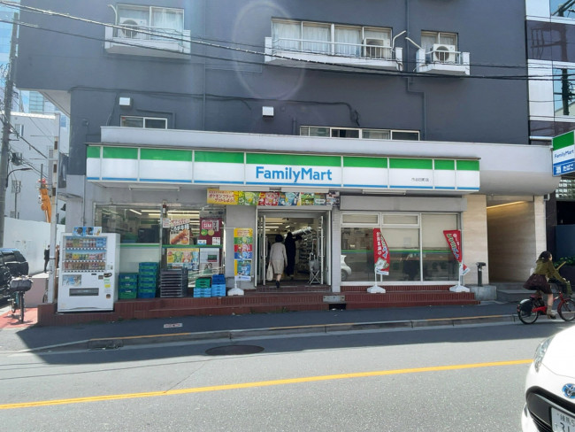 向かいのファミリーマート 市谷田町店
