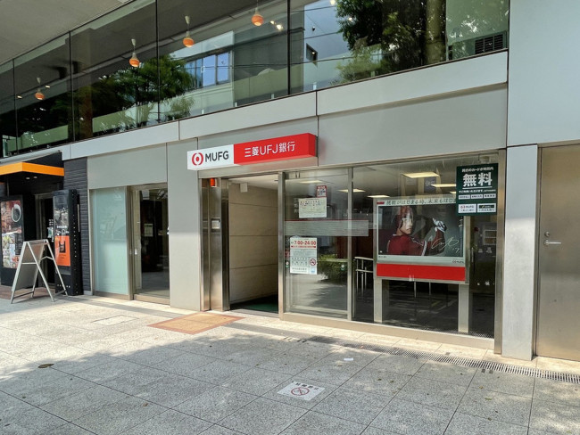 徒歩2分の三菱UFJ銀行ATMコーナー表参道駅前