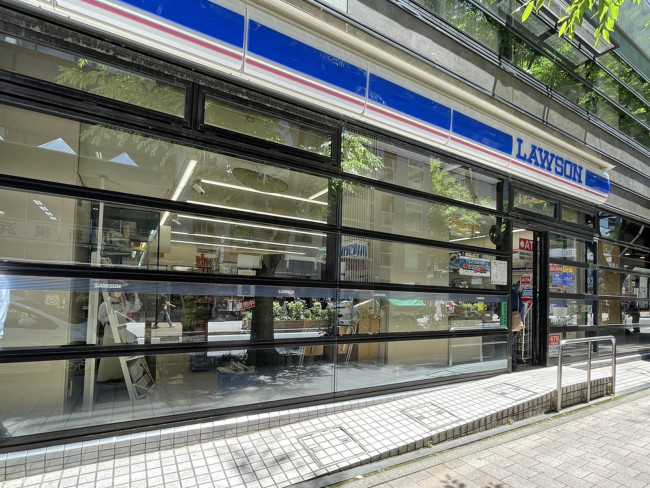 向かいのローソン新横浜レンガ通店