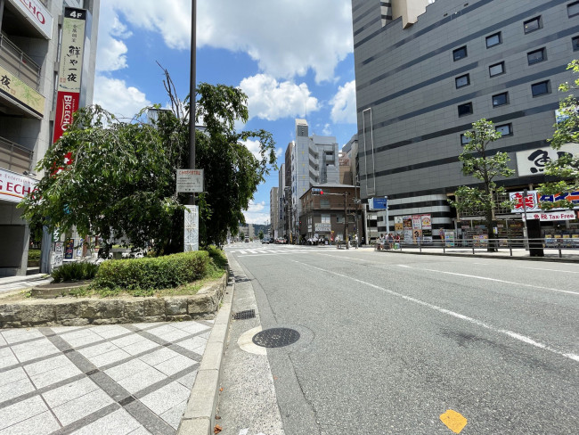 エムズ京都駅前ビル前面の通り