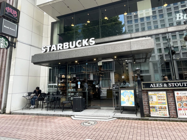 隣のスターバックス コーヒー 新橋駅前店
