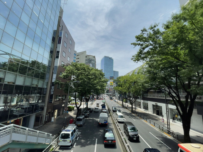 渋谷ワールドイーストビル前面の明治通り
