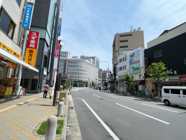 神戸元町ユニオンビル前面の通り