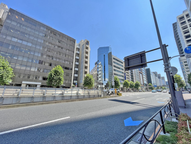 赤坂フロントタウン前面の青山通り