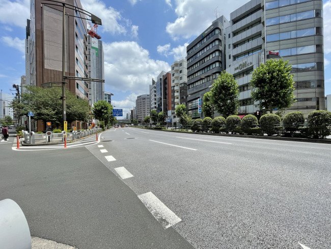 神田須田町スクエアビル前面の通り