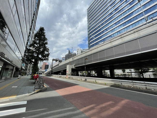 A-PLACE渋谷南平台前面の通り