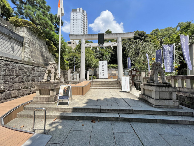 向かいの通りの乃木神社