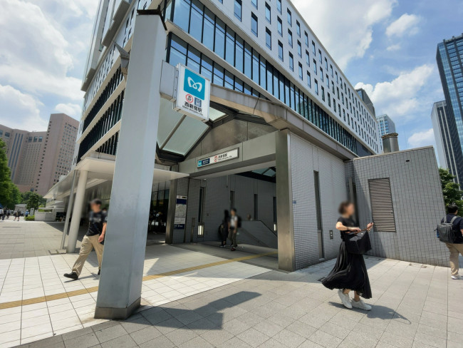 徒歩圏内の「西新宿駅」