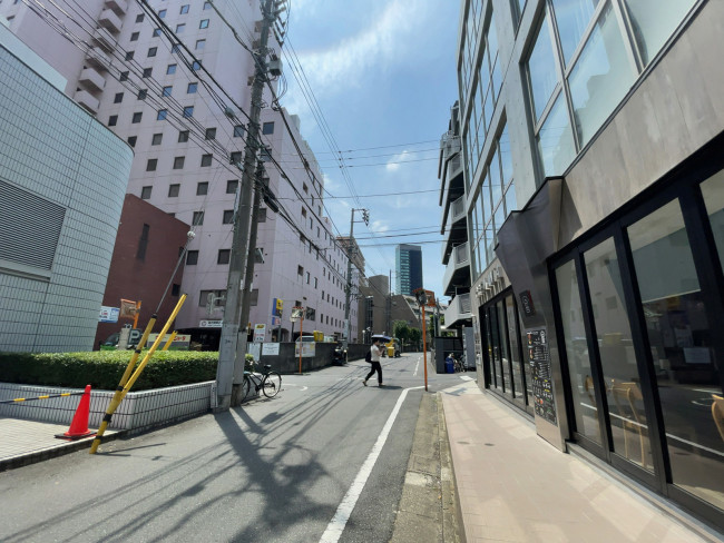 フィル・パーク西新宿前面の通り