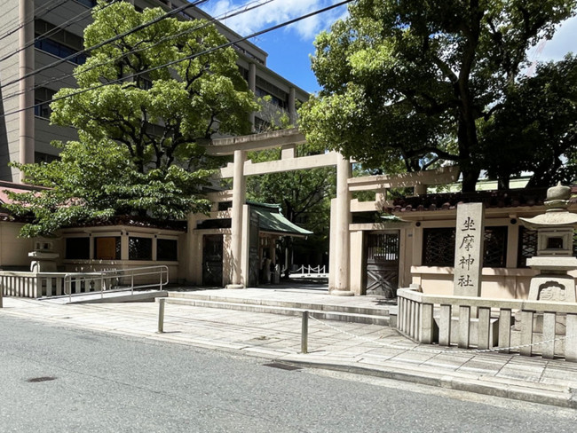 近くの坐摩神社