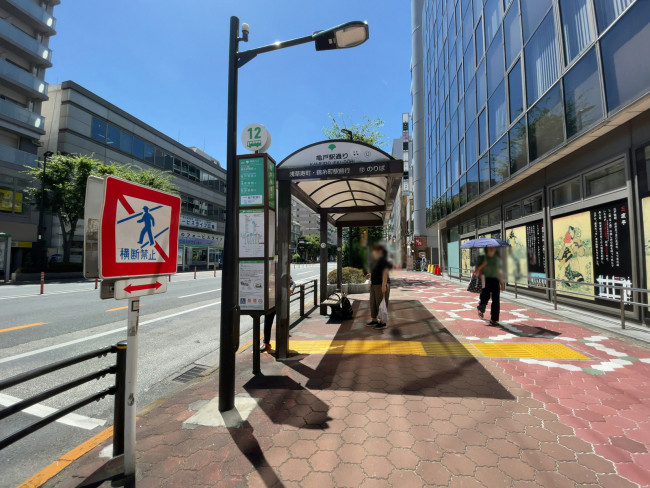 ビル前のバス停「亀戸駅通り」