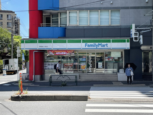 徒歩4分のファミリーマート新宿新小川町店