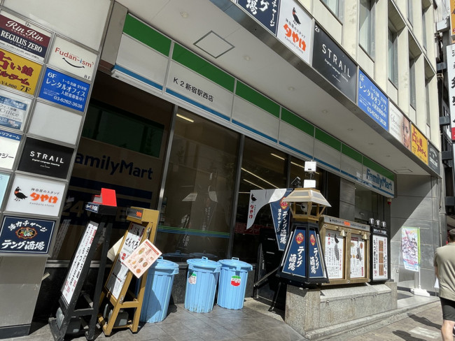 徒歩1分のファミリーマートK2新宿駅西店