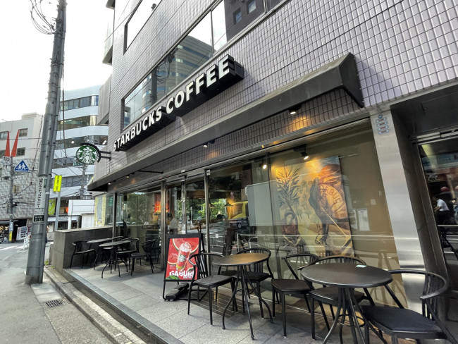 徒歩2分のスターバックスコーヒー新宿南口店