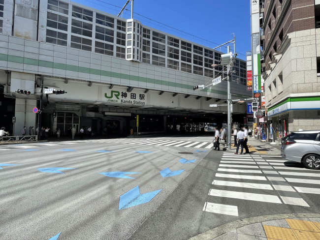 上野ビルディング前面の中央通り