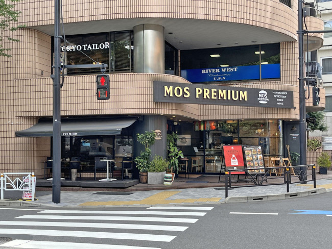 向かいの通りのモスプレミアム千駄ヶ谷店