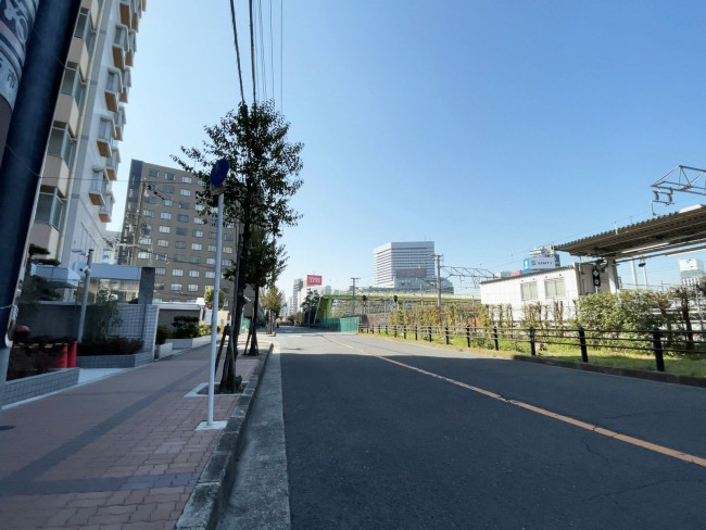 LUCID SQUARE SHIN-OSAKA前面の通り