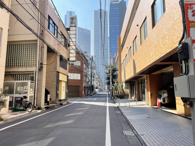 東信西新宿ビル前面の通り