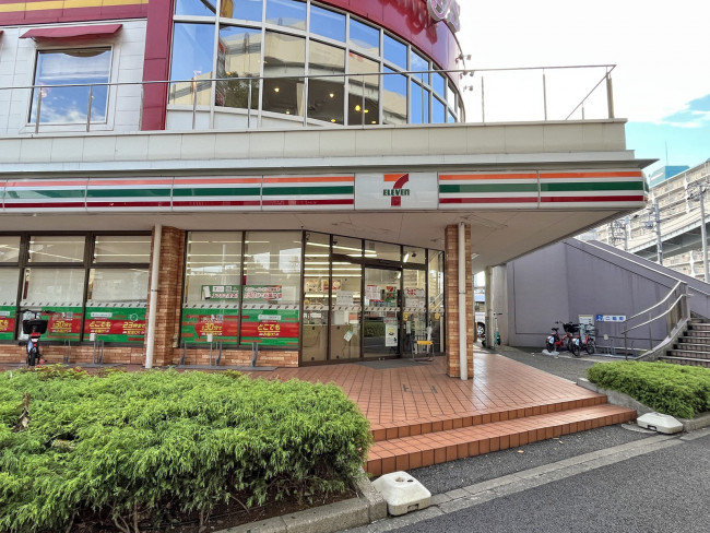 向かいの通りのセブンイレブン江東枝川二丁目店