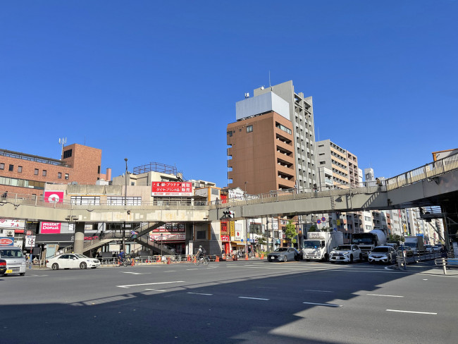 国宝ビル前面の京葉道路