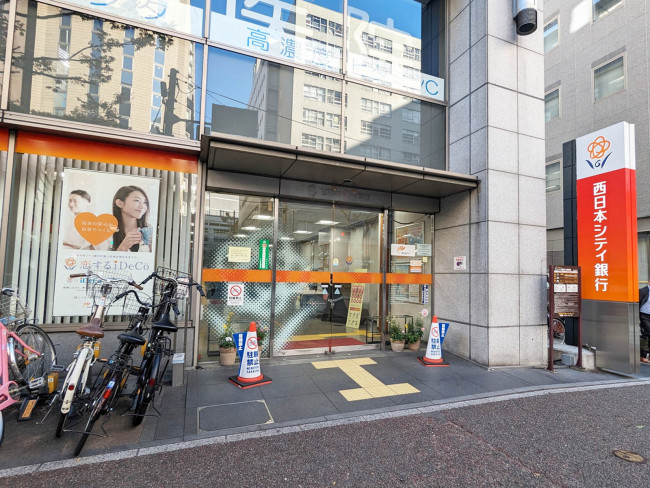 通り沿いの西日本シティ銀行博多駅東支店ATM