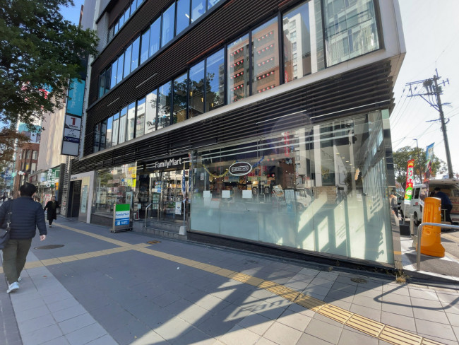 同じ並びのファミリーマート博多中洲四丁目店
