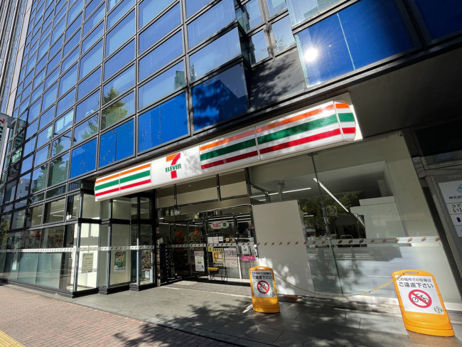 1階のセブンイレブン福岡舞鶴店