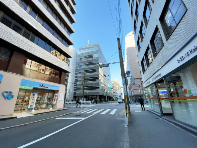 アースコート博多駅前前面の通り