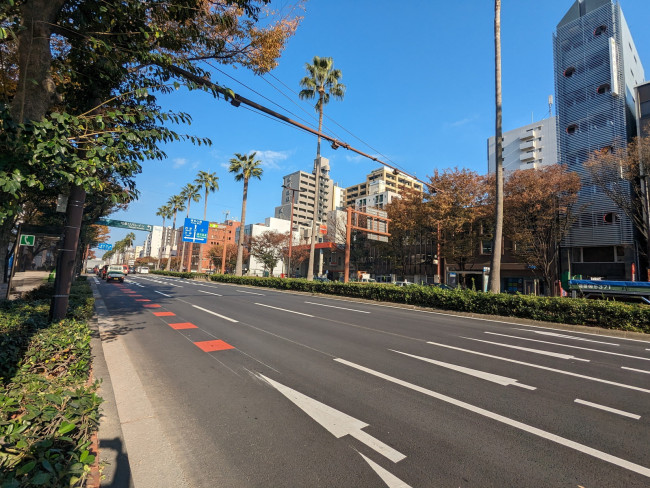 はっこう福岡ビル前面の大博通り