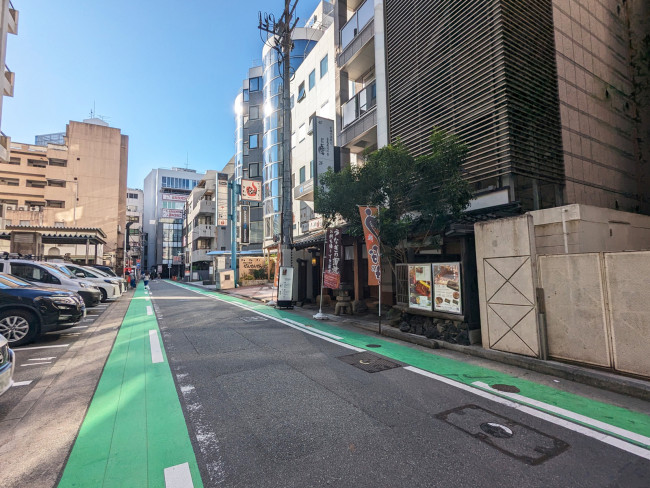 博多駅前ビル前面の通り