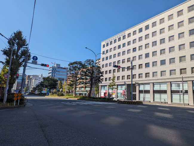 日刊工業新聞社西部支社ビル前面の昭和通り