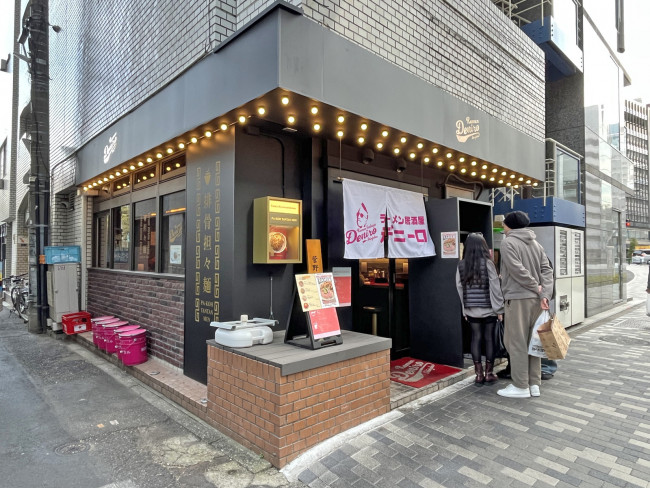 向かいの通りのRamen Izakaya Deniro新宿南口店