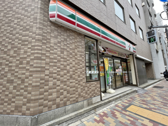向かいの通りのセブンイレブン内神田一丁目店
