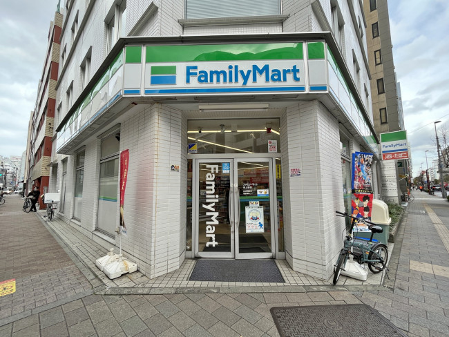 同じ並びのファミリーマート東上野店