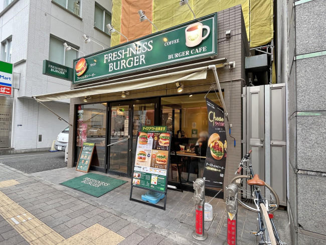 隣のフレッシュネスバーガー東上野店