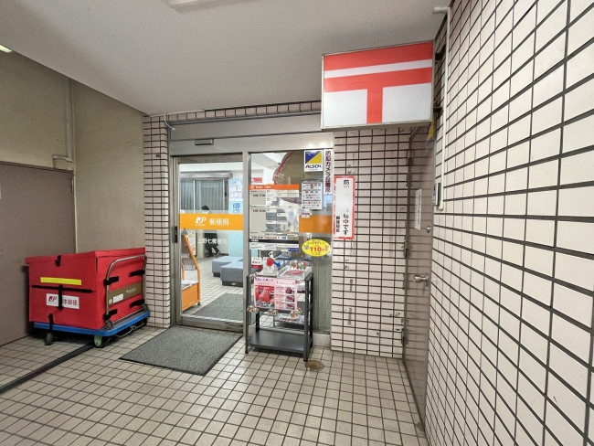 向かいの通りの上野七郵便局