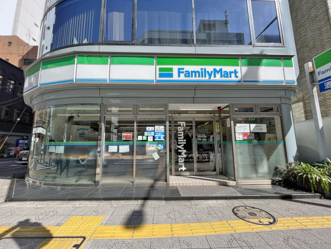 向かいの通りのファミリーマート神田鍛冶町三丁目店