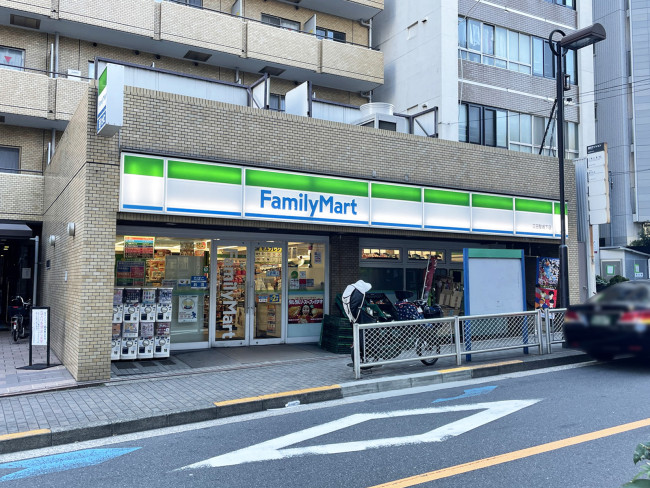 向かいのファミリーマート 三田聖坂下店