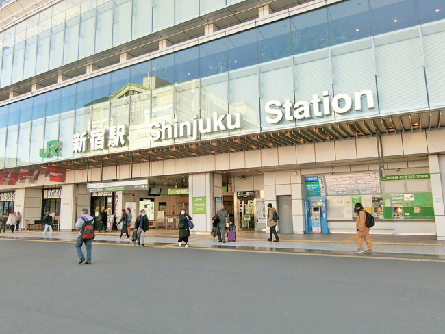徒歩圏内の「新宿駅」