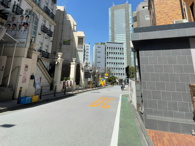 赤坂福住ビル前面の通り