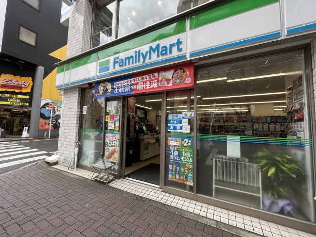 向かいにあるファミリーマート千代田小川町店
