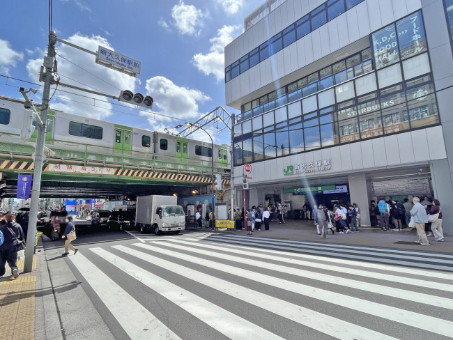 最寄りの「新大久保駅」