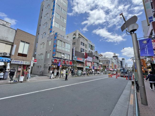 成田ビル前面の大久保通り