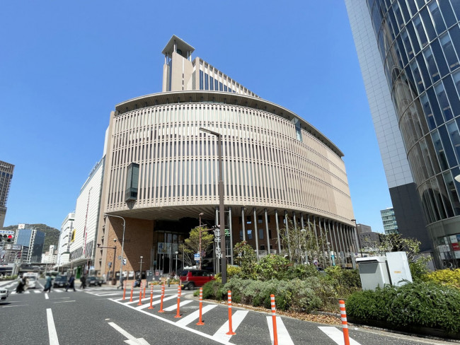 同じ通りにある神戸国際会館こくさいホール