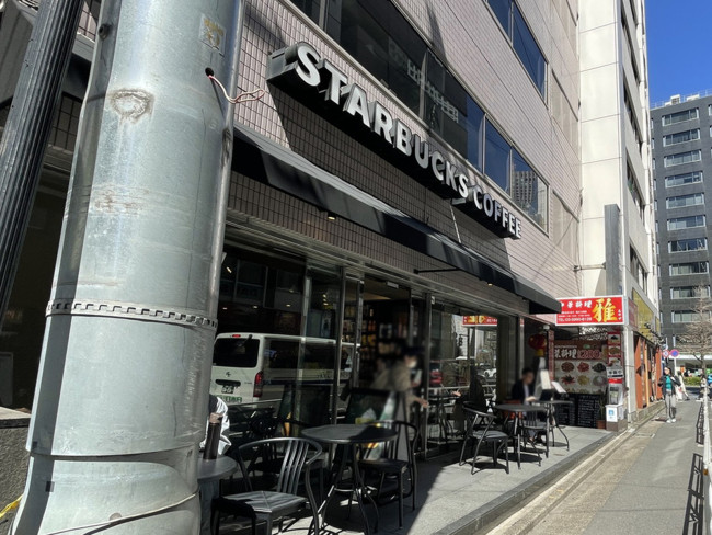 徒歩1分のスターバックスコーヒー新宿南口店