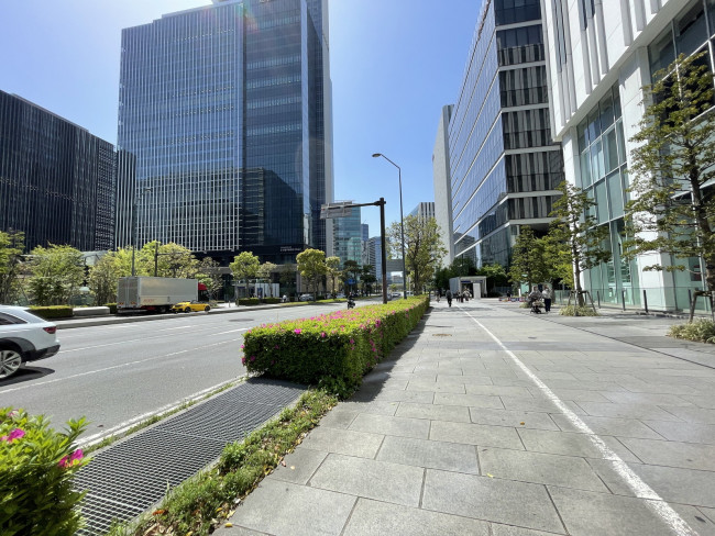 横浜シンフォステージ　イーストタワー前面の通り