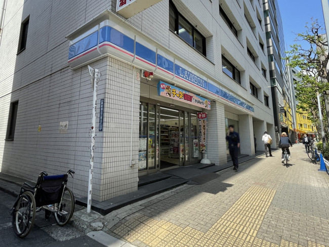 徒歩1分のローソン 西新宿3丁目店