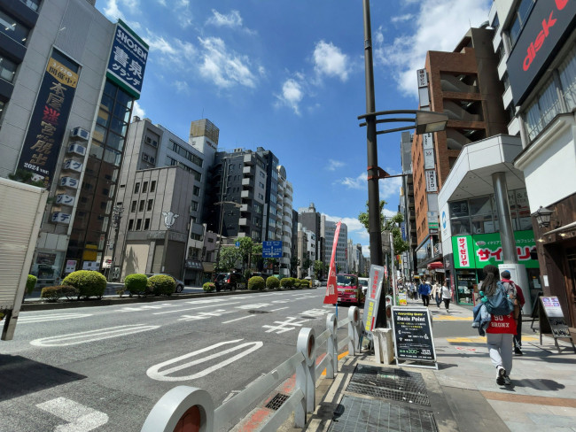 クロサワビル前面の靖国通り